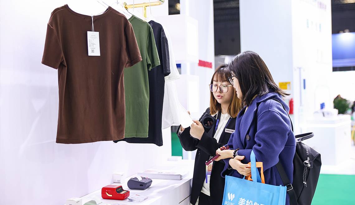 精臣攜多款智能標簽打印產(chǎn)品亮相2024CHINASHOP，賦能服裝服飾零售新場景